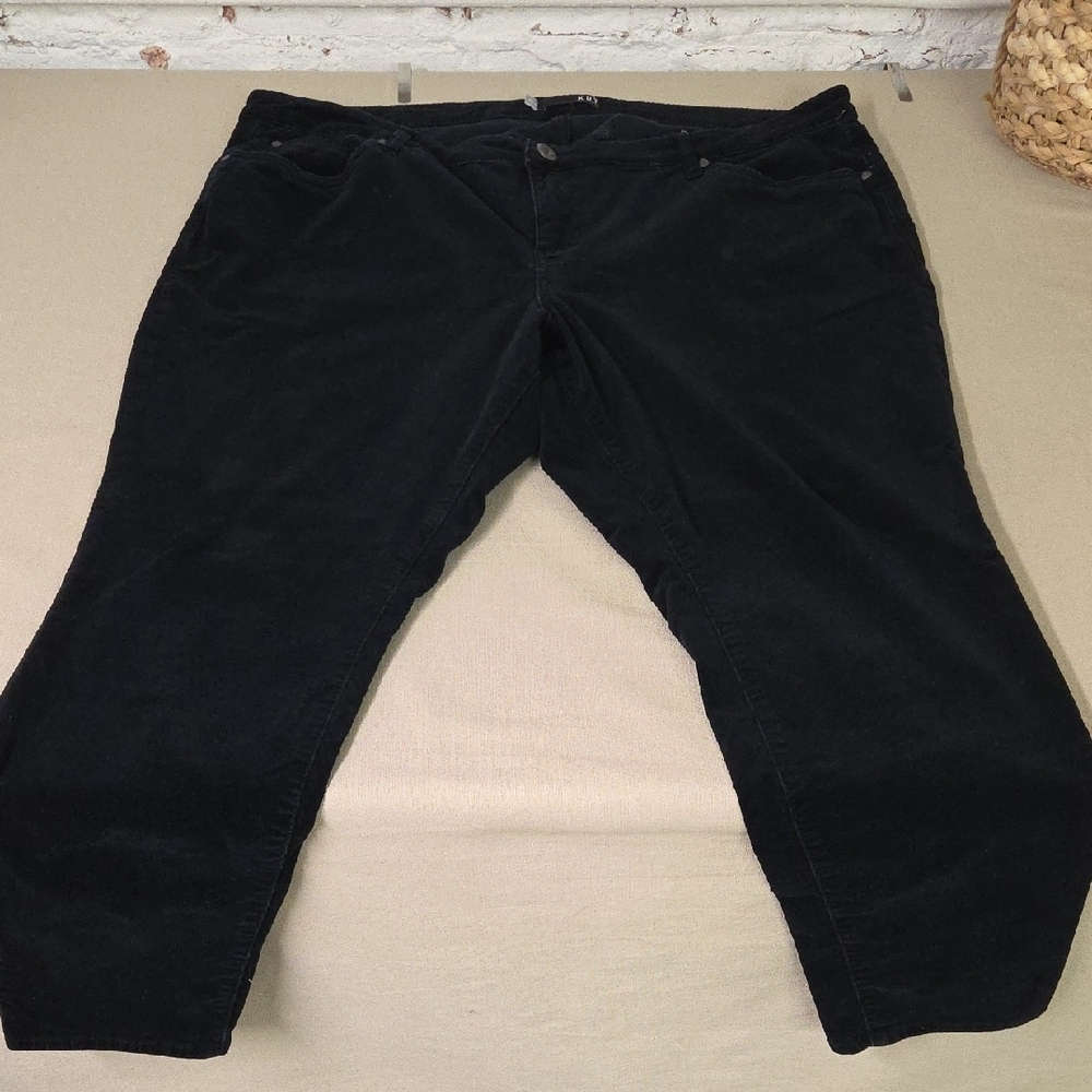 Kut from the Kloth Black Label Tag 22W Lightweight Cordoroy Black